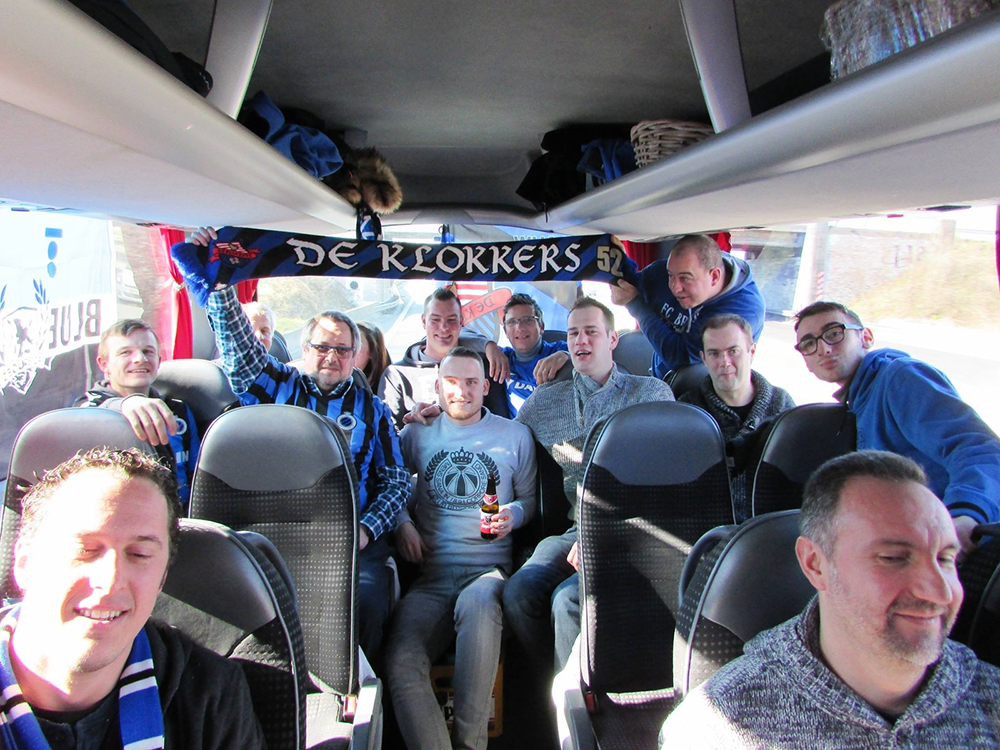 Klokkers bus op weg naar een uitwedstrijd